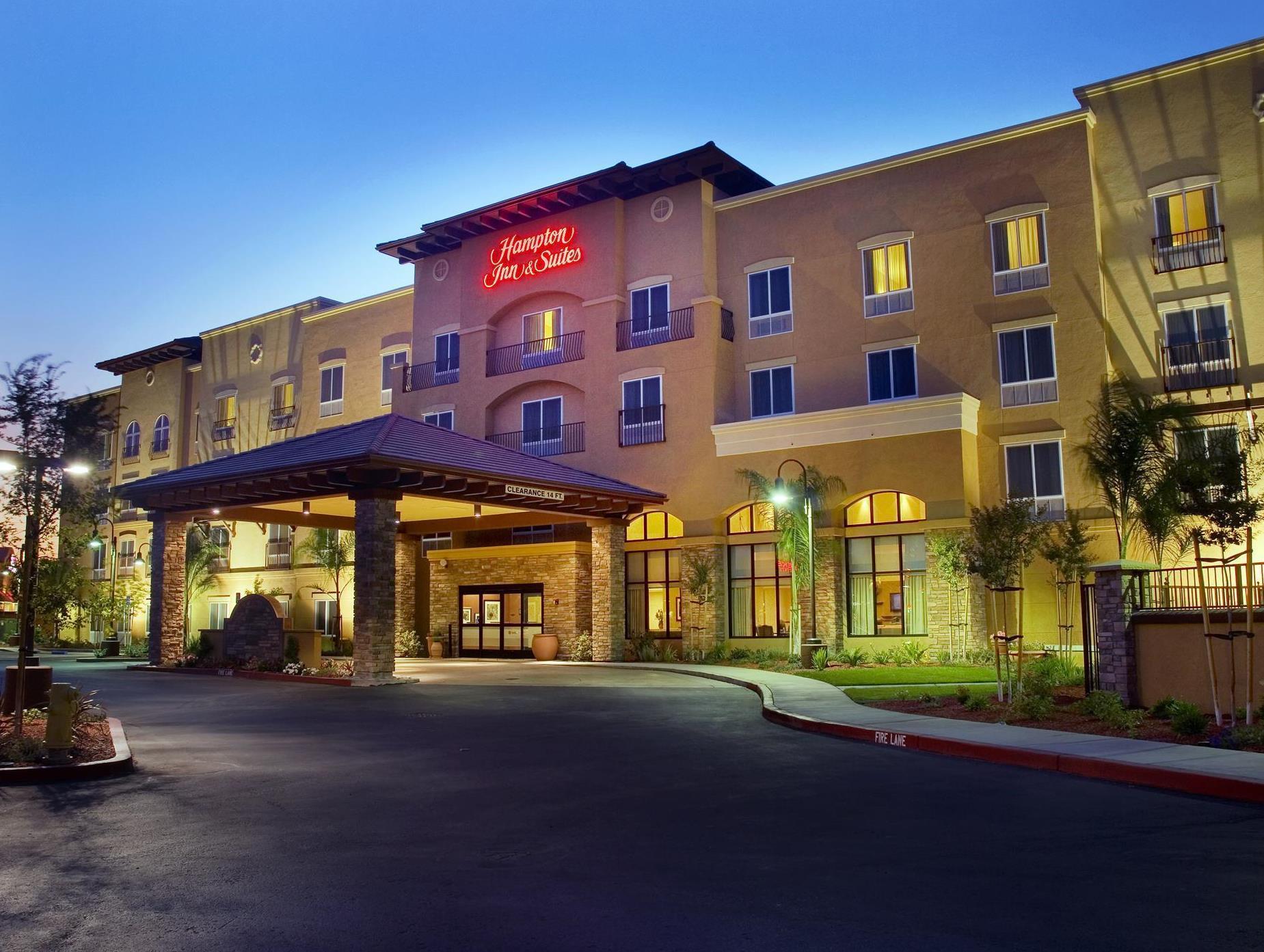 Hampton Inn & Suites Лоди Екстериор снимка