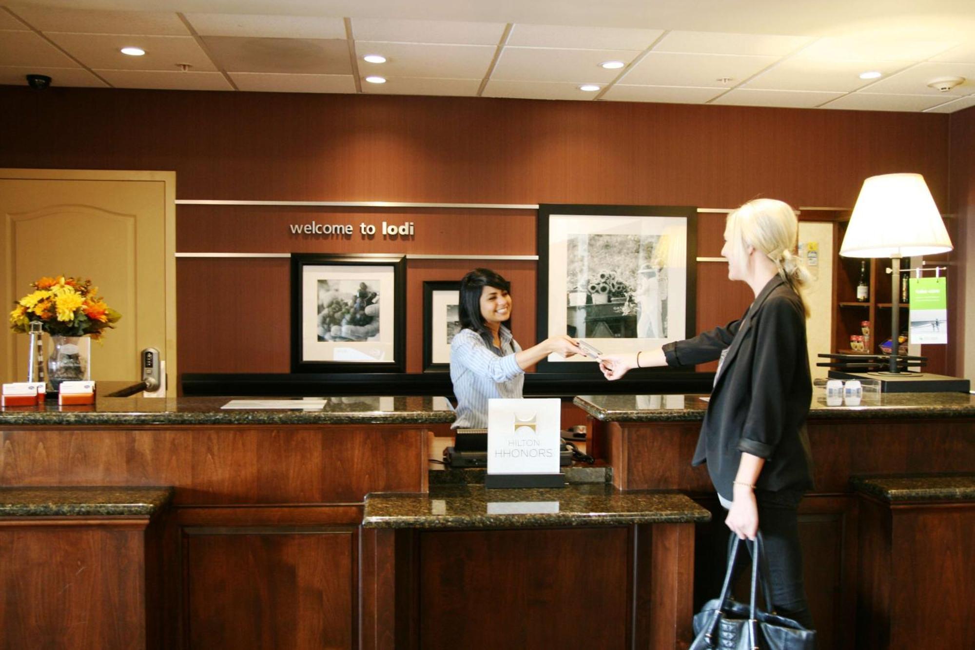 Hampton Inn & Suites Лоди Екстериор снимка