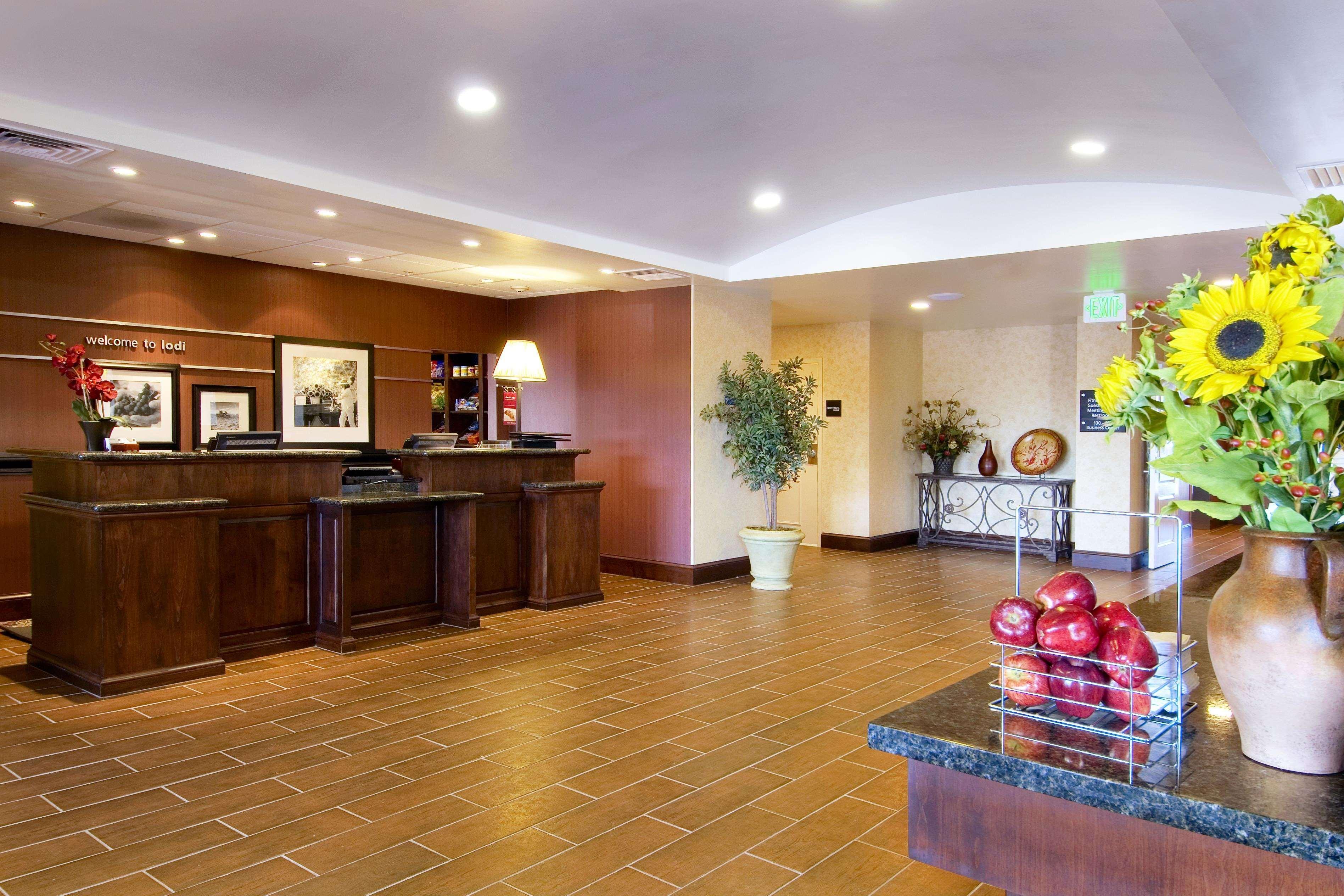 Hampton Inn & Suites Лоди Интериор снимка