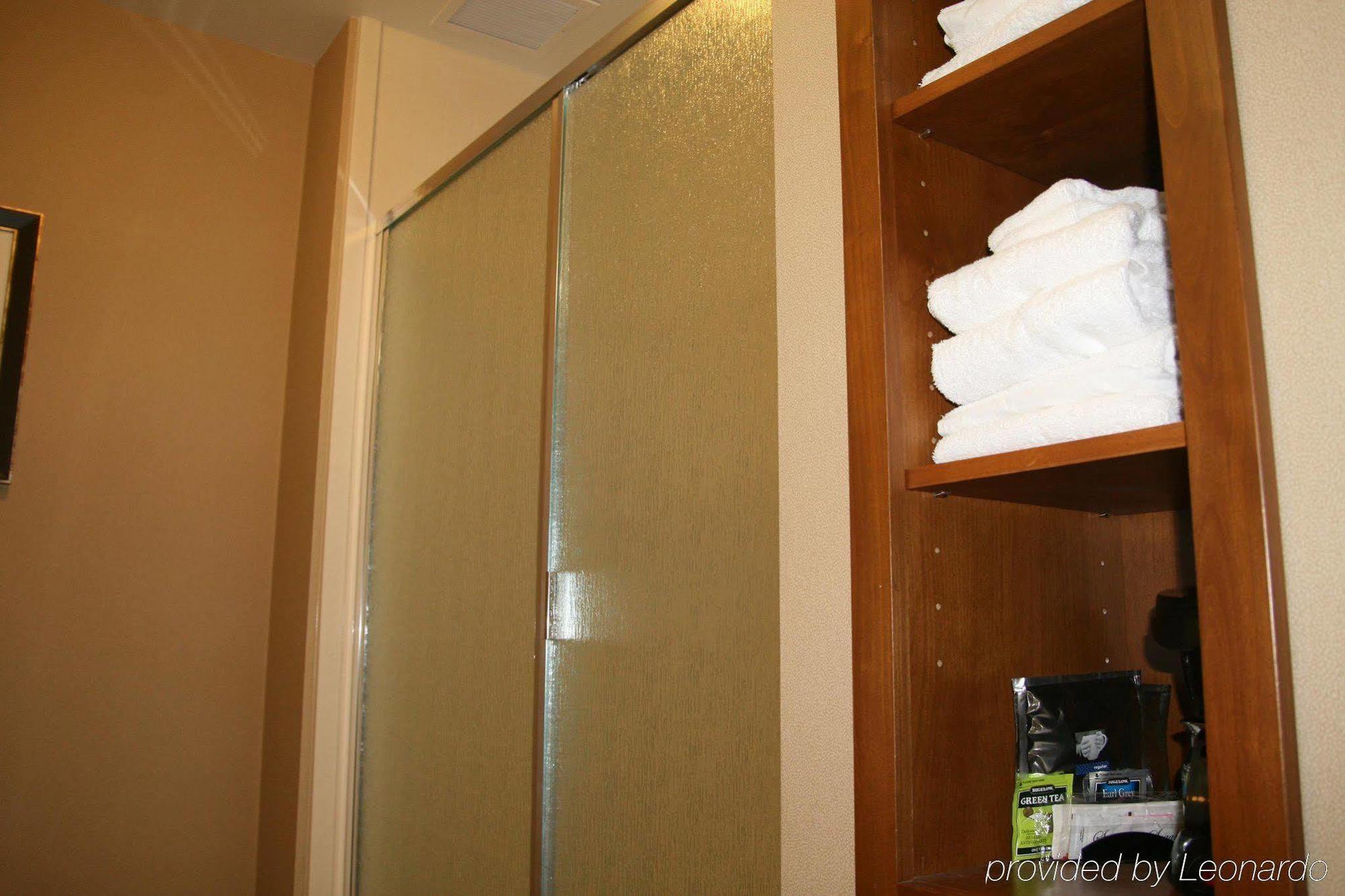Hampton Inn & Suites Лоди Стая снимка