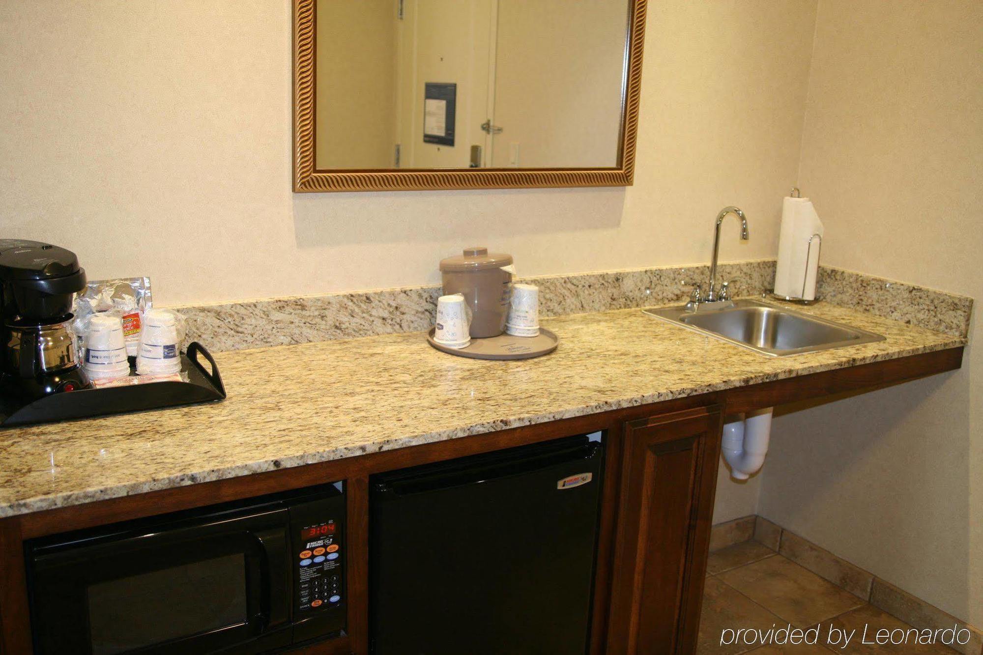 Hampton Inn & Suites Лоди Стая снимка