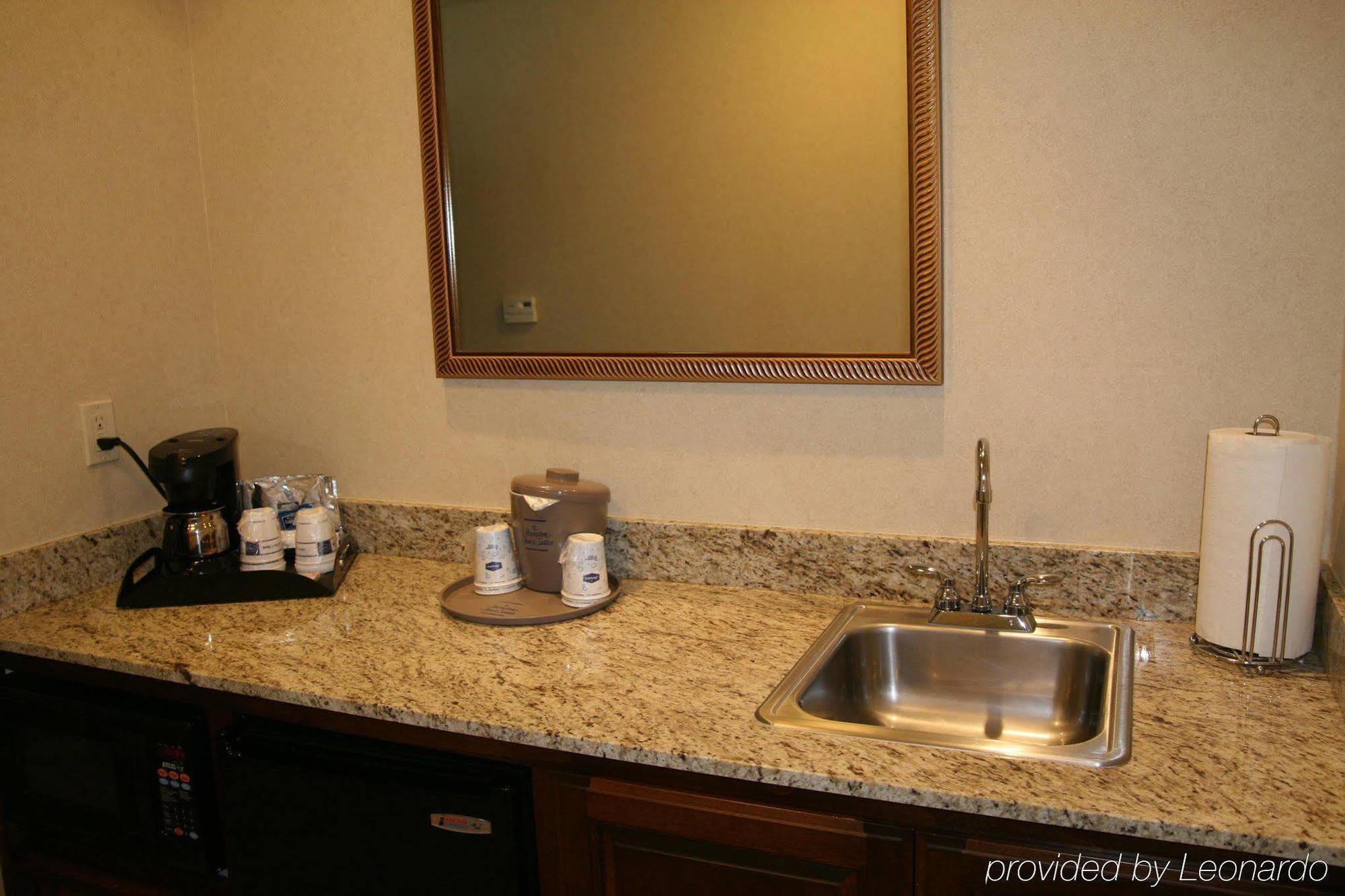 Hampton Inn & Suites Лоди Стая снимка
