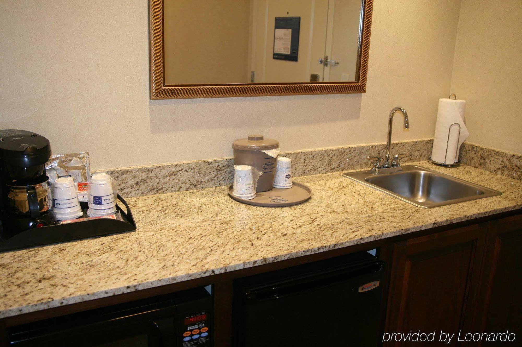 Hampton Inn & Suites Лоди Стая снимка